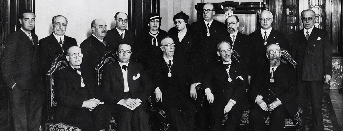 Recepción de Castelao na Real Academia Galega o 25 de xullo de 1934. Detrás de Castelao, Enrique Peinador Lines. Á dereita, o máis alto do grupo, Ramón Otero Pedrayo.