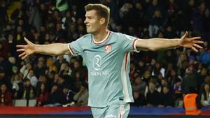 Sorloth celebra el gol del triomf de l’Atlètic. | ALBERT GEA / REUTERS