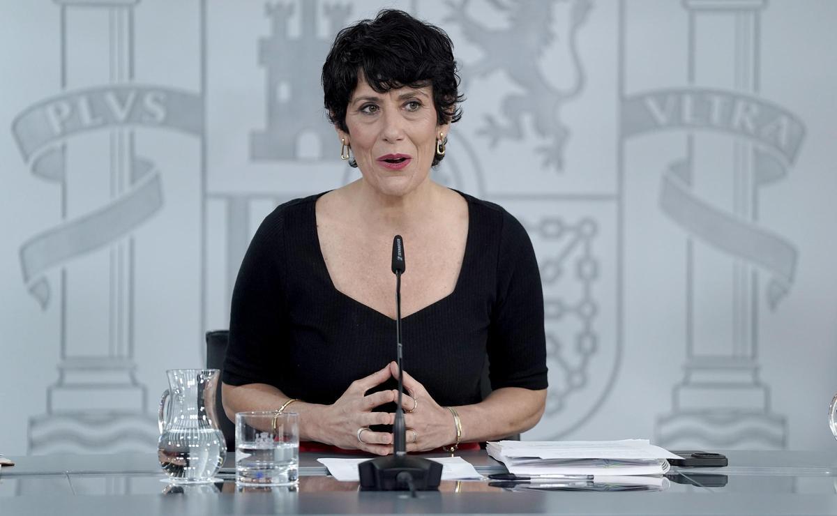 La ministra portavoz, Elma Saiz, junto al ministro de Derechos Sociales, Consumo y Agenda 2030, Pablo Bustinduy, y la ministra de Igualdad, Ana Redondo, ha participado en la rueda de prensa posterior al Consejo de Ministros.