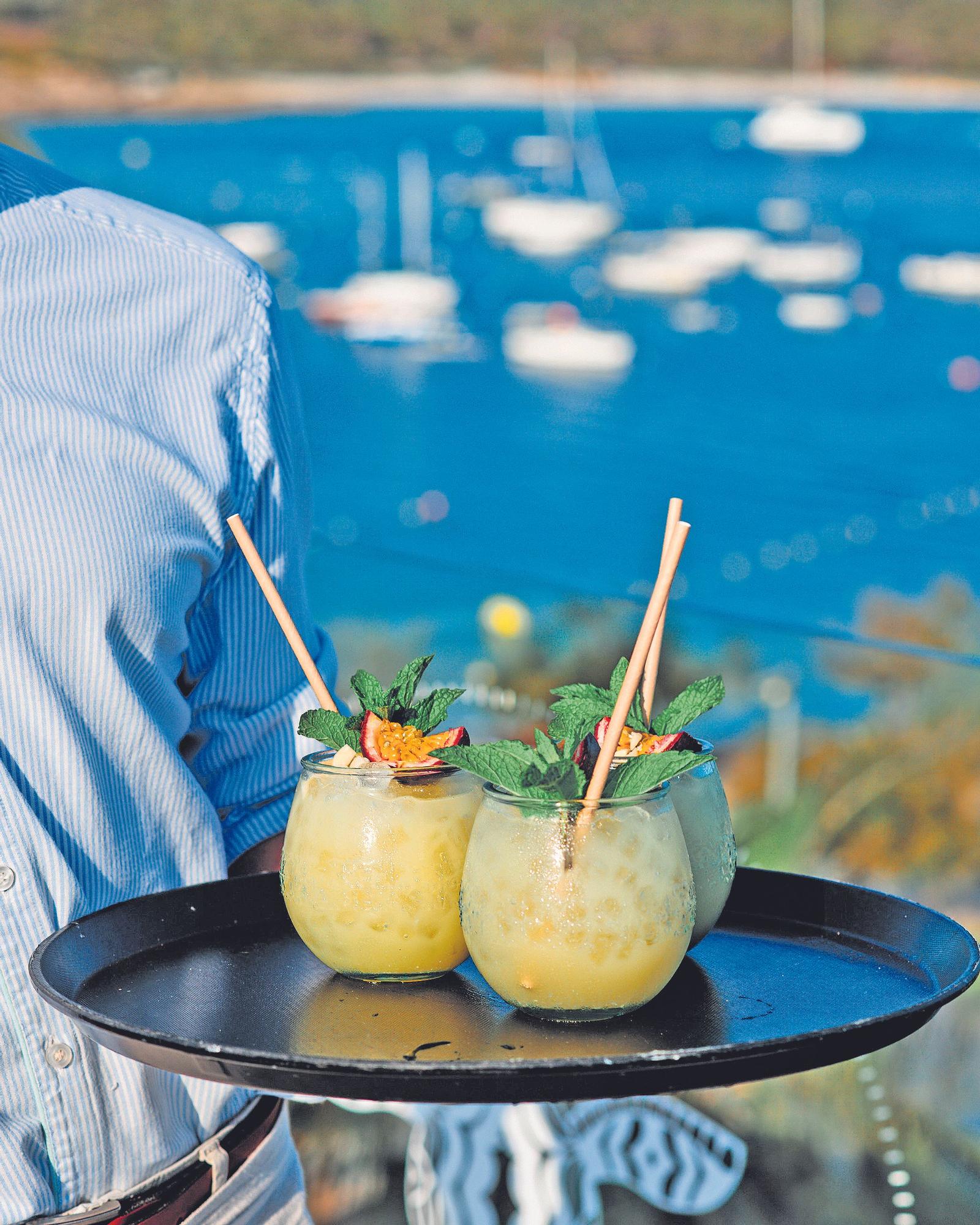 Die Cocktails in der Rooftop-Bar genießen.