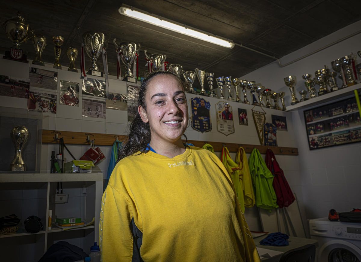 Entrenamiento del primer equipo de fútbol femenino que se crea en el barrio de La Mina