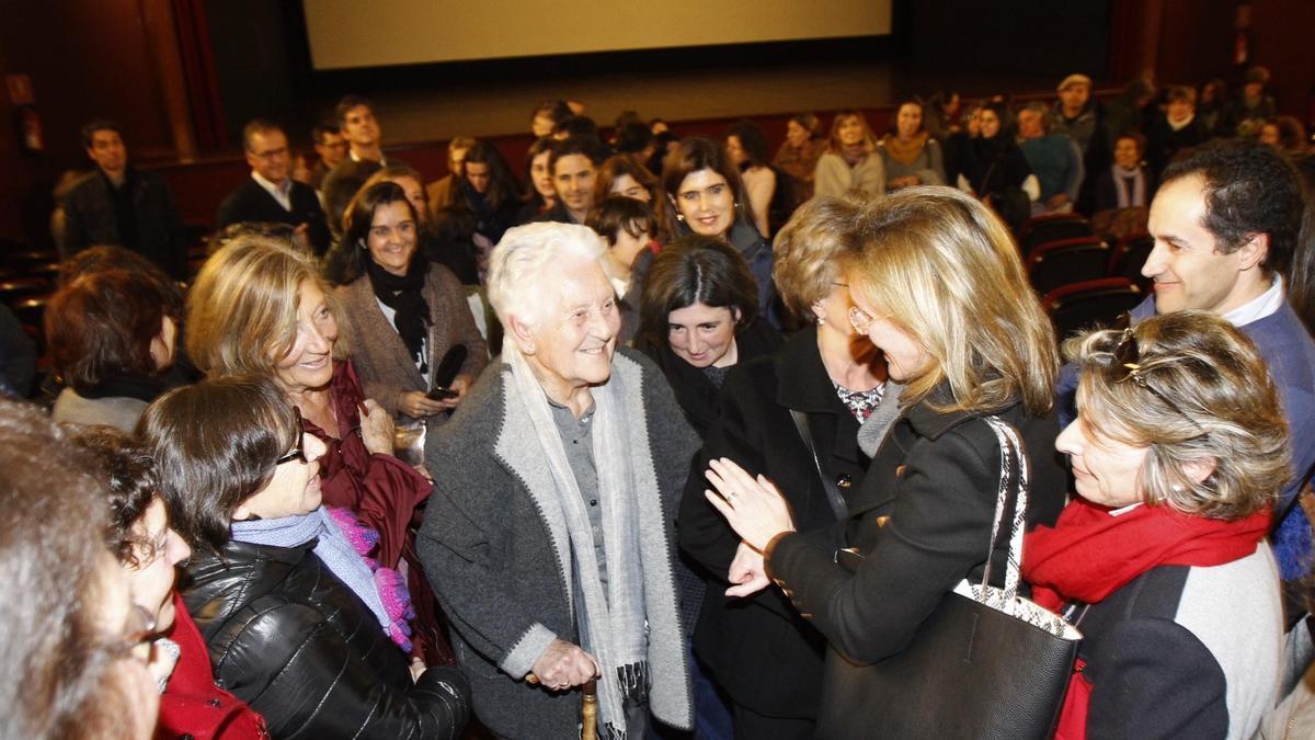 Maestros y exalumnos felicitando a Antía Cal en 2016 durante el estreno del documental &quot;A palabra xusta&quot; que trata sobre su vida e ideario.