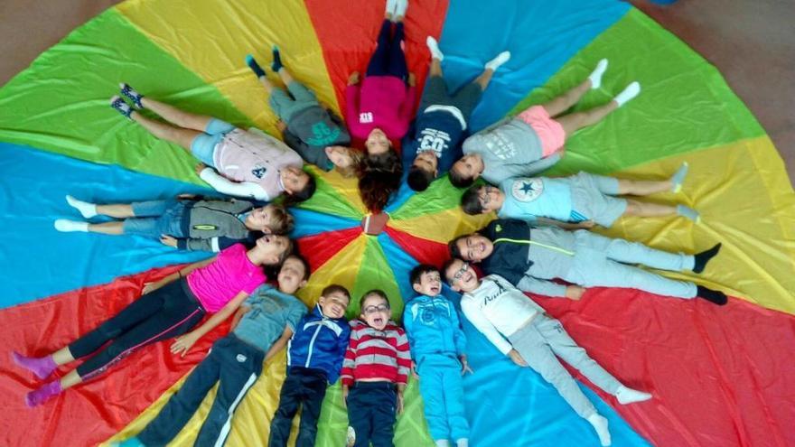 Niños en una de las actividades de un campamento. // Koremi