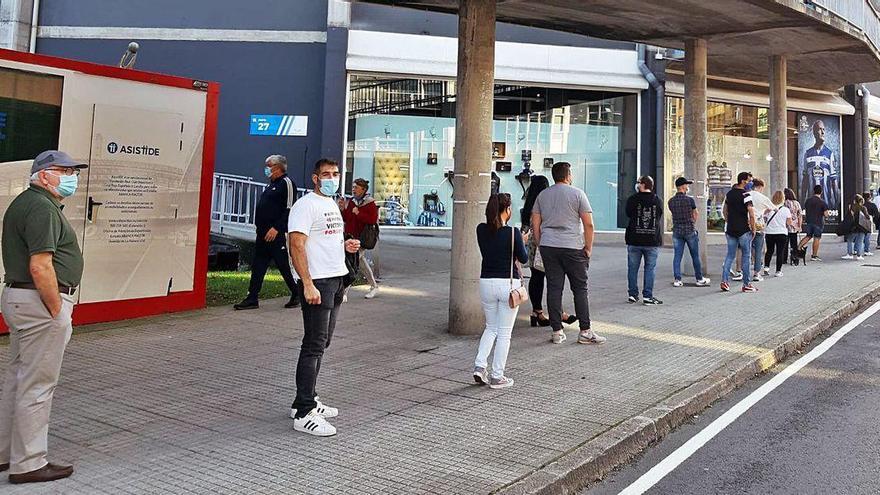 Cola de aficionados para recoger abonos en Riazor.