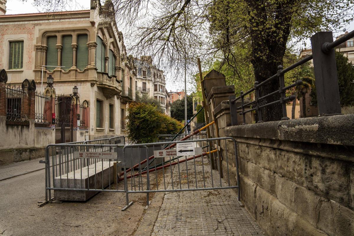 Vista dels puntals que han posat per aguantar el mur