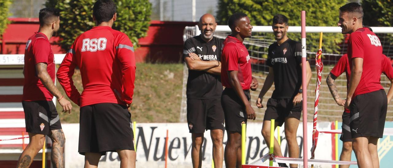 Abelardo, en el centro, durante el entrenamiento de este viernes en Mareo.