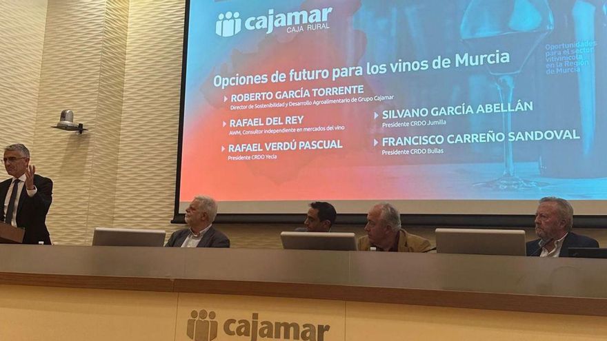 El sector vitivinícola regional debate   sobre los retos y oportunidades de futuro