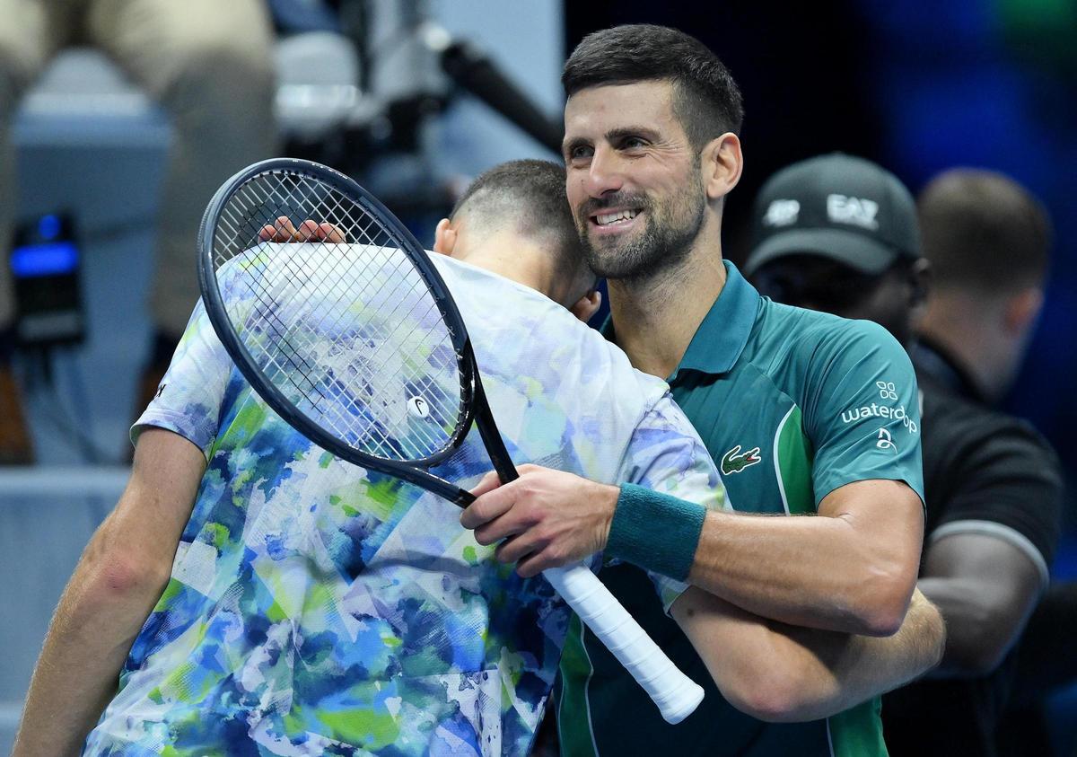 Djokovic saluda a Hurkacz después de vencerle