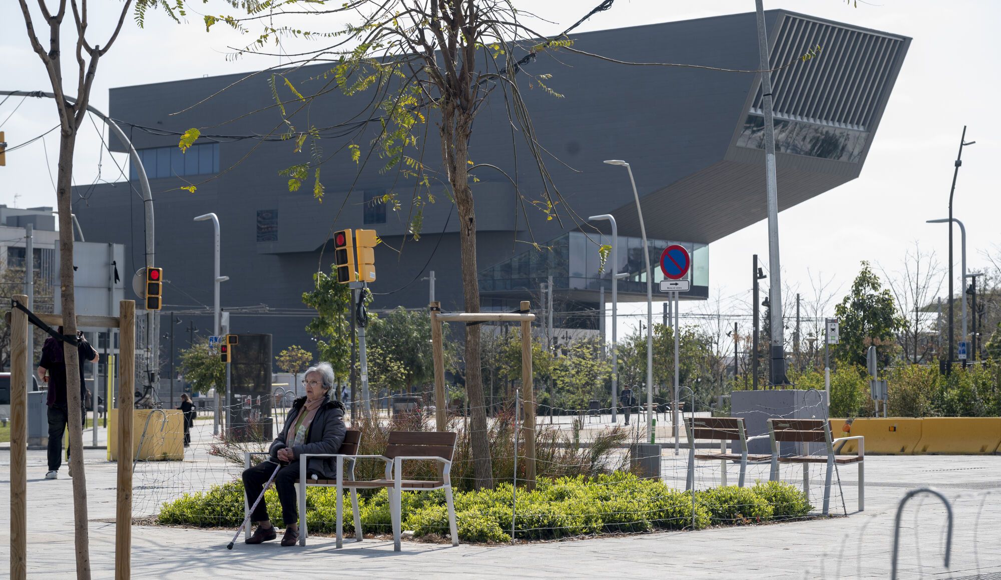 Barcelona diversifica el mobiliario en sus calles: bancos, sillas, tumbonas y mucho más