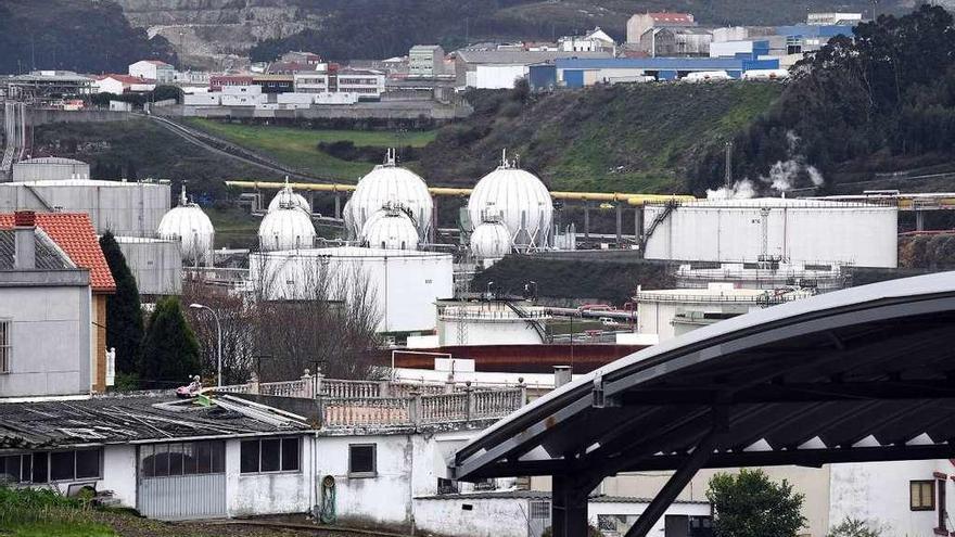 La refinería, vista desde la aldea de Bens.