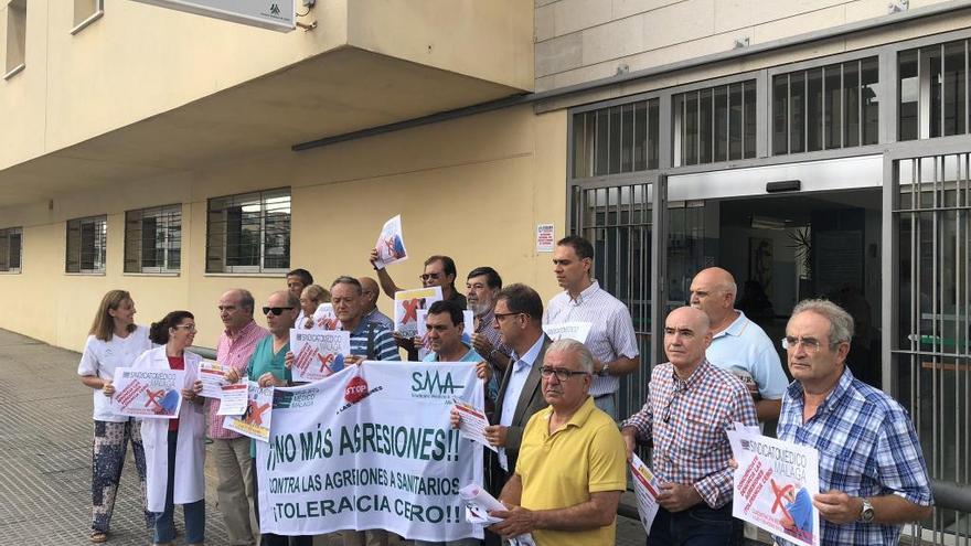 Concentración frente a la puerta de Urgencias del centro de salud de Cruz Humilladero.