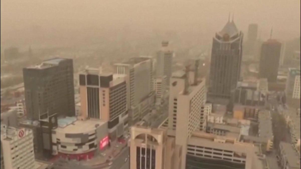 Una impresionante tormenta de arena golpea el noroeste de China