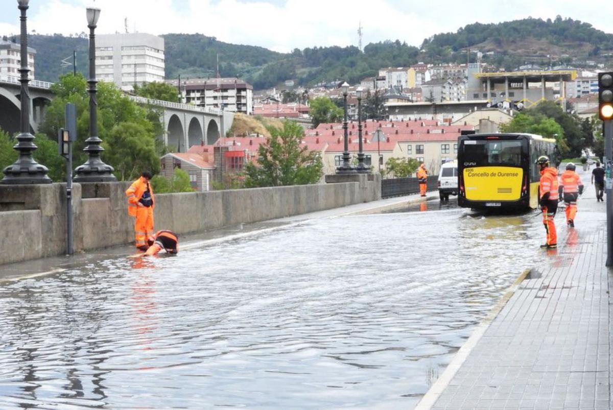 Una balsa de agua en el Puente Nuevo.   | // F. CASANOVA