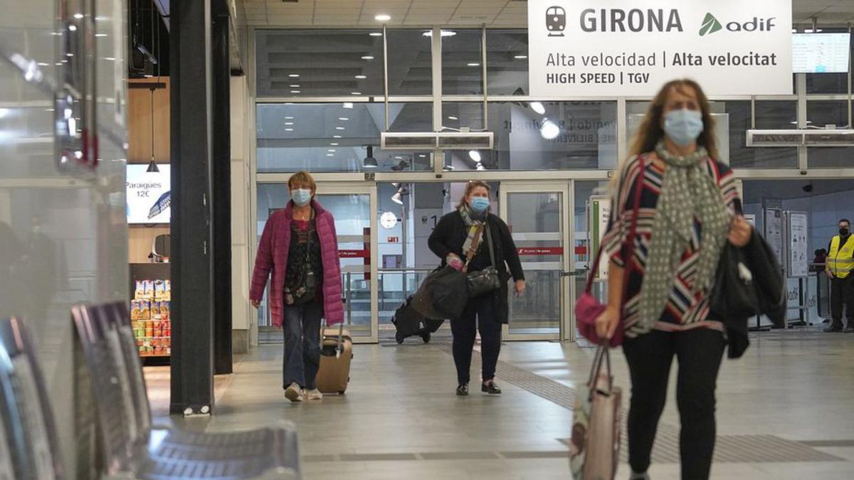 Viatgers sortint de l’estació del TAV a Girona.  | MARC MARTÍ