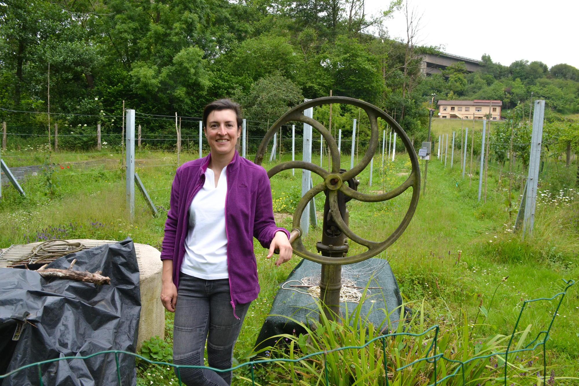 Cristina Secades en otro rincón de su finca donde ha empezado una nueva plantación  de minikiwis.