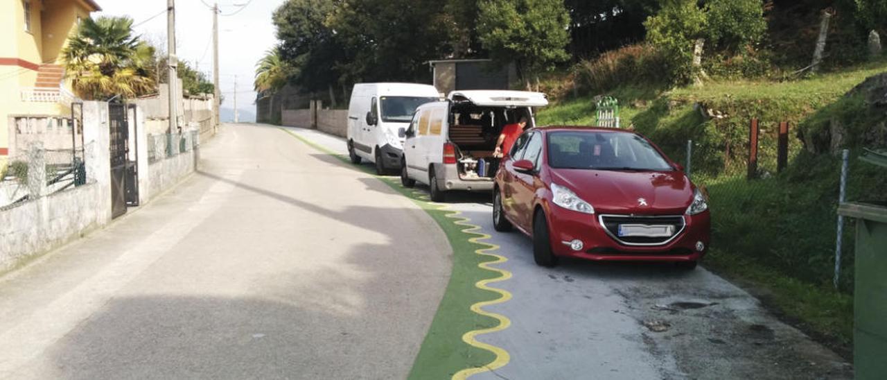 Varios vehículos aparcados bloqueando la senda peatonal y ciclista de la ruta del agua.  // A. Blanco