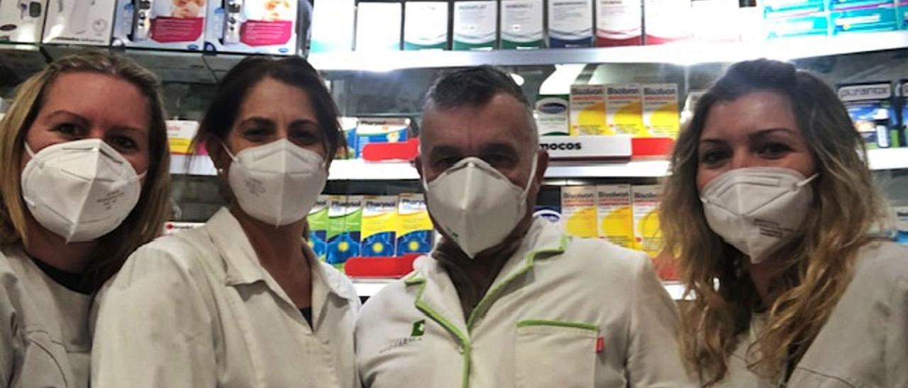 José Antonio Puchades, junto a miembros del equipo que atiende la Farmacia Puchades de Montserrat. | LEVANTE-EMV