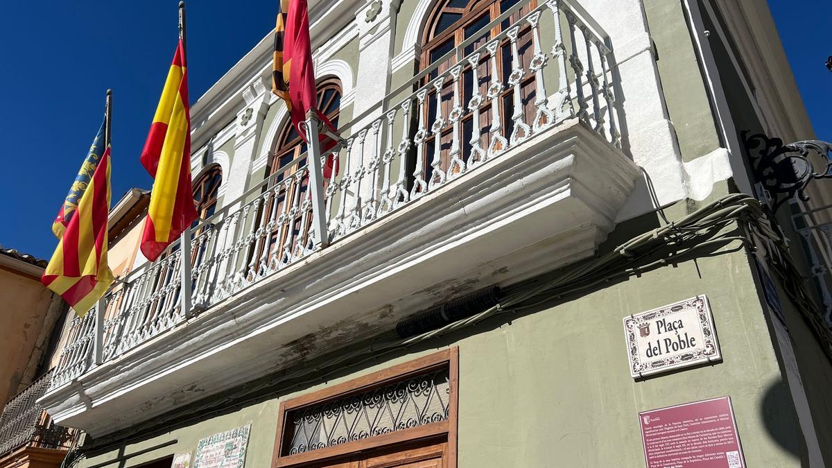 &#039;Socarra&#039; y placa con QR en la plaza del Pueblo.