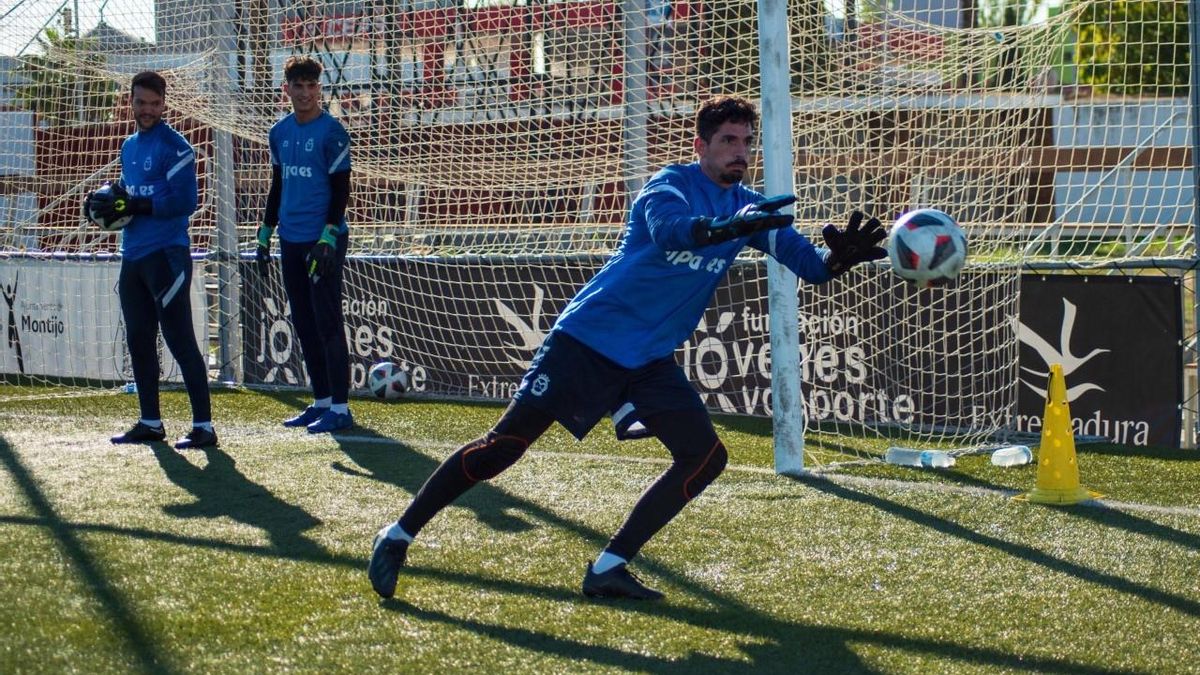 Ángel Bernabé, portero del Montijo, en uno de sus primeros entrenamientos en el club