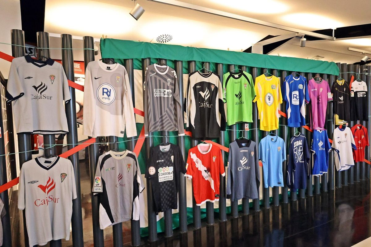 Uno de los paneles de camisetas del Córdoba CF de la exposición.