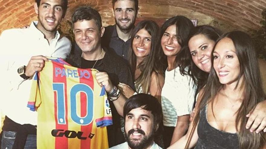 Alejandro Sanz se lleva la camiseta de Parejo