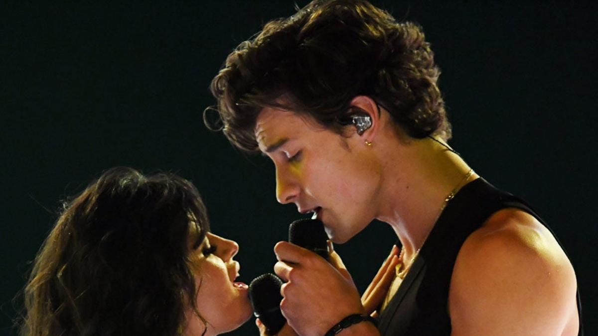 Shawn Mendes y Camila Cabello incendian las redes de concierto juntos en su casa
