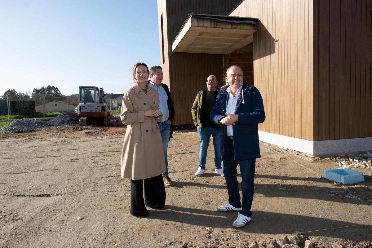 La conselleira de Política Social y el alcalde de Tordoia durante la visita a las obras del centro social