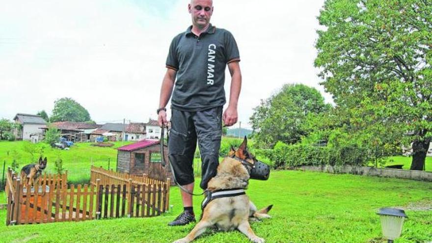 Luis Velasco, con uno de los perros de defensa, en el centro de adiestramiento Can Mar de Lieres.