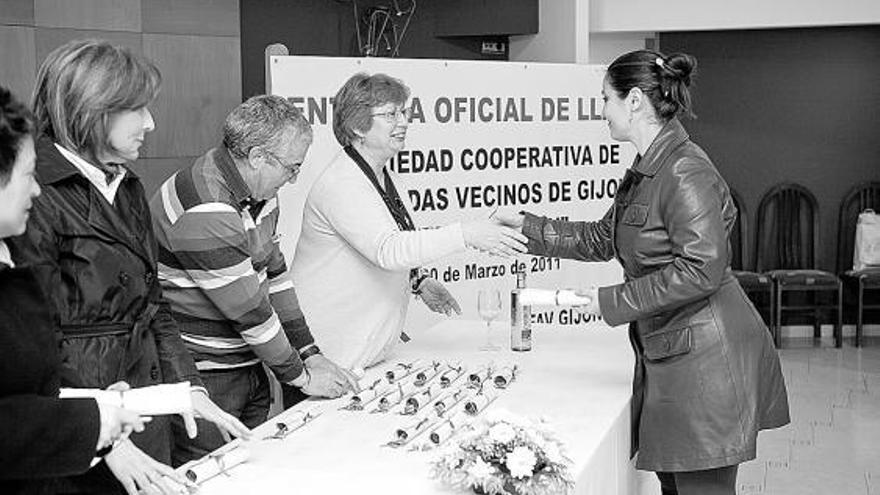 Pilar Pintos, Teresa Prada, Francisco Santianes y Cristina Tuya, durante la entrega de llaves.