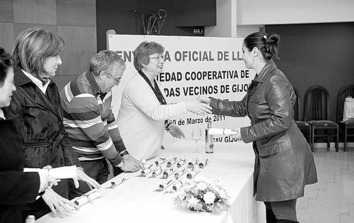 Pilar Pintos, Teresa Prada, Francisco Santianes y Cristina Tuya, durante la entrega de llaves.