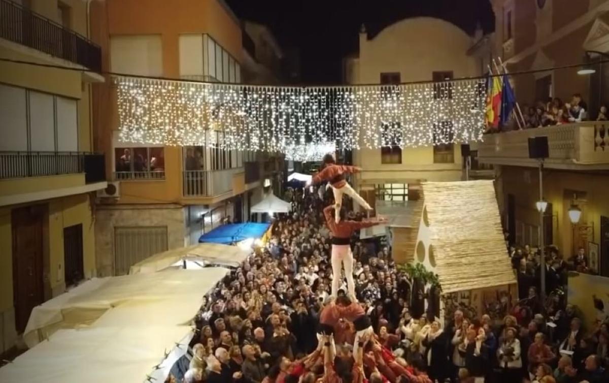 La Muixeranga de Guadassuar actúa junto a los puestos del mercado y un público entregado.