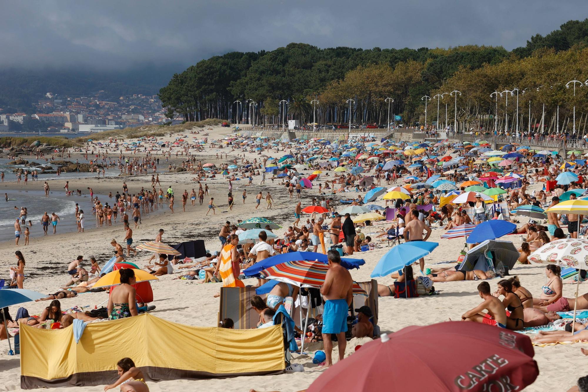 Playas abarrotadas en Vigo en un día bicolor