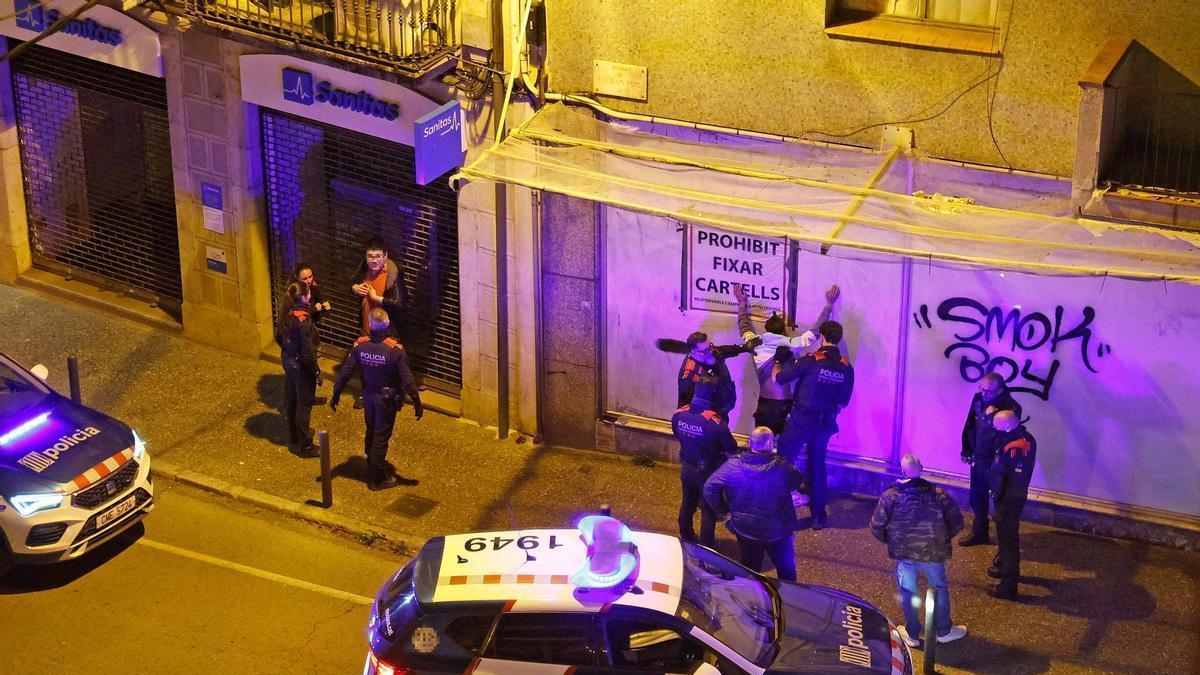 El moment de l'escorcoll i detenció del menor acusat de robar el mobil, davant dels pisos ocupats a la rodna Ferran Puig de Girona.
