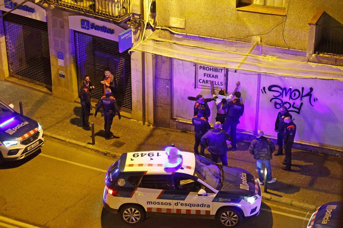 Una detenció recent a la vorera dels pisos ocupats a la rodna Ferran Puig de Girona.