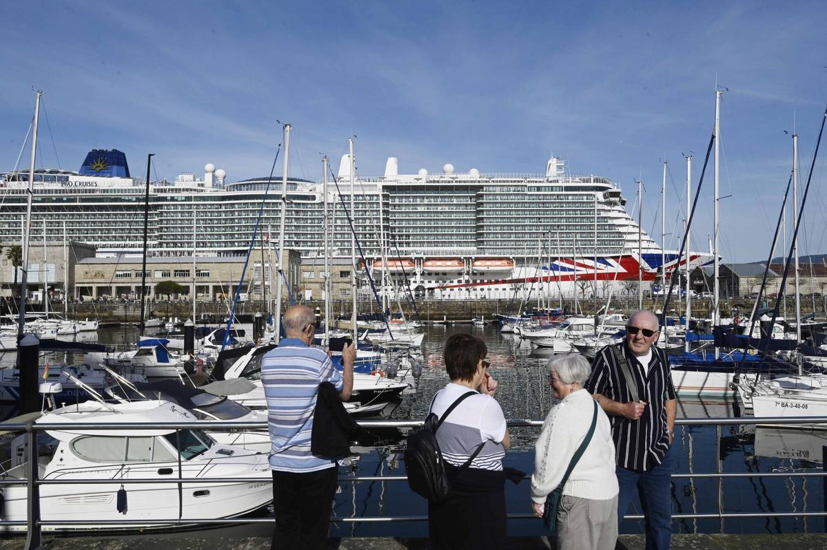 Escala del crucero Iona en la Estación Marítima del Puerto de Vigo.