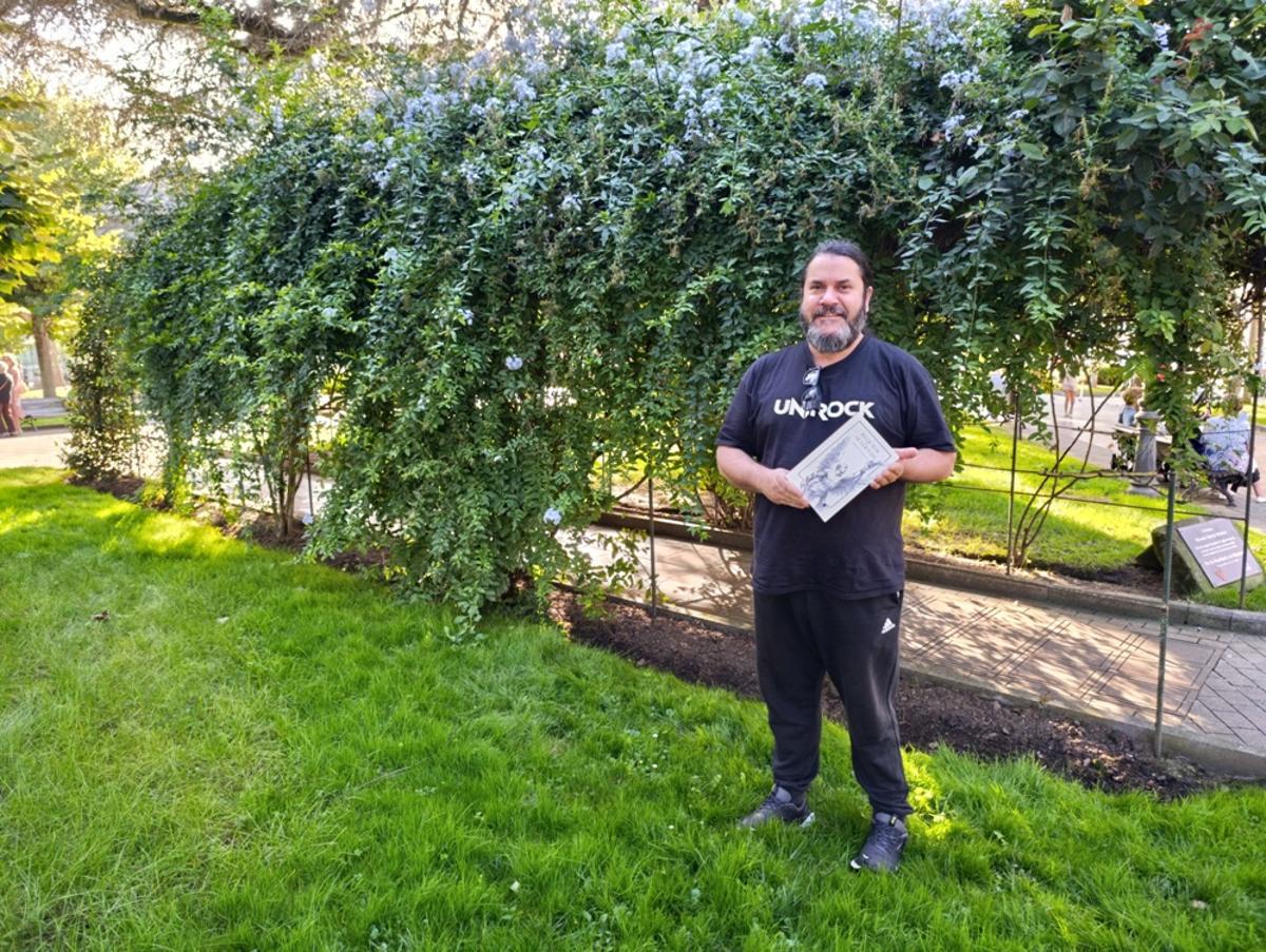 El autor, Miguel Granda Cué, posa en Pola de Siero con el libro que presentará en Luarca.