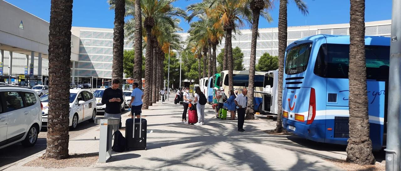 Llegada de turistas al aeropuerto de Palma.