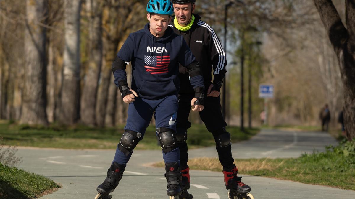 Iker Gallego Pérez y David Salmerón, patinando por La Aldehuela.