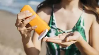 Nueva propuesta de Mónica García: crema solar gratis en lugares públicos para reducir la incidencia de cáncer de piel