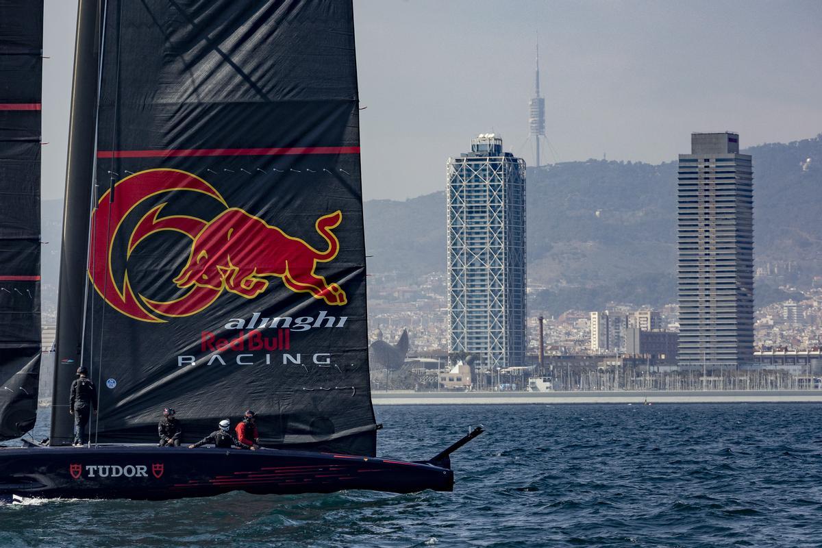 El Alinghi Red Bull Racing de la Copa América entrena en Barcelona