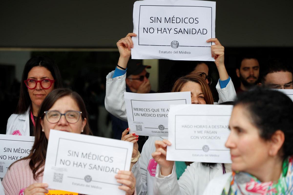 Médicos concentrados ante el Hospital Hospital Universitario Lucus Augusti HULA de Lugo este lunes.