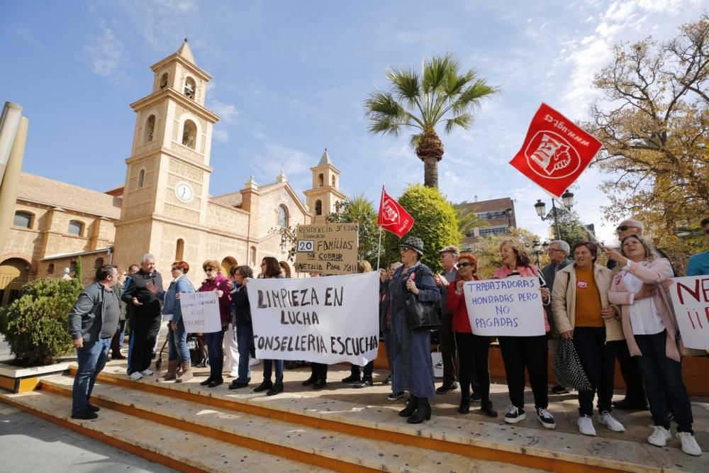 Las limpiadoras en huelga por los impagos de la empresa adjudicataria de la Generalitat protagonizaron ayer una protesta ante el Ayuntamiento de Torrevijea