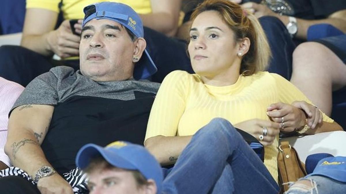 Maradona, junto a su pareja