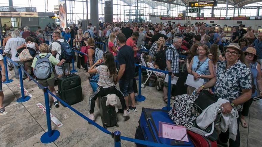 Turistas en el aeropuerto de El Altet