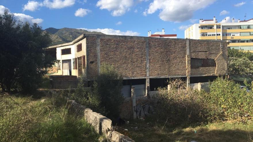 Imagen del edificio abandonado cuya demolición demanda el AMPA del colegio Antonio Machado