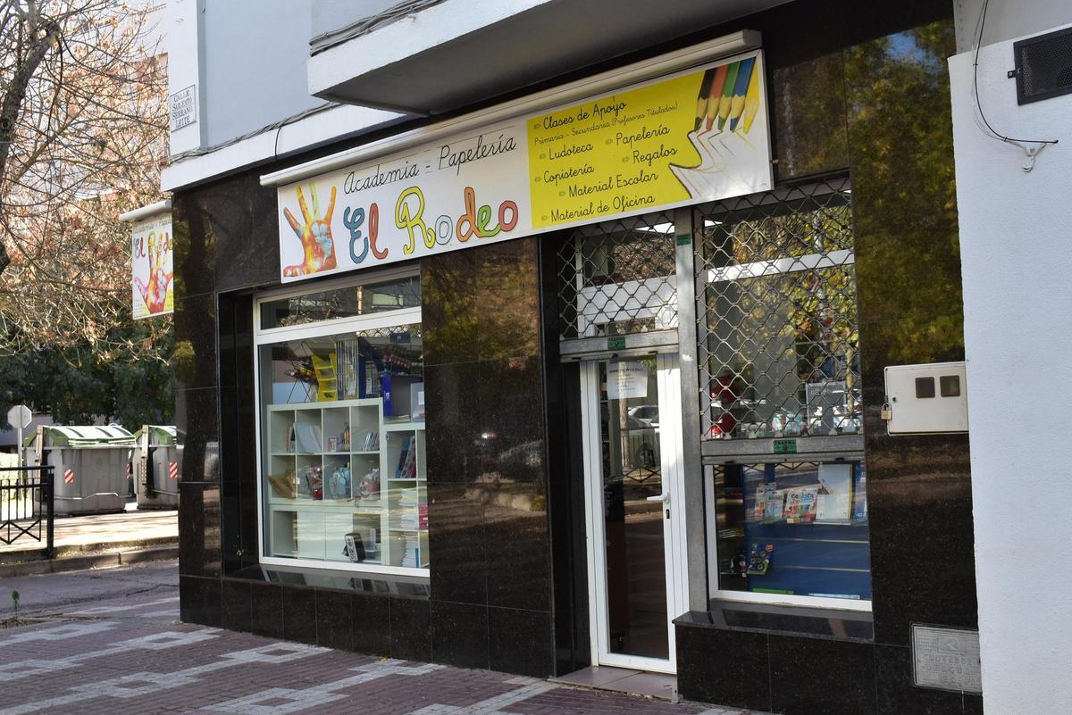 Imagen de la puerta de la papelería El Rodeo.