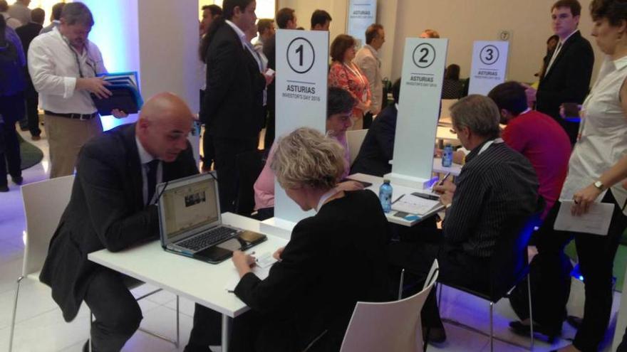 dos minutos para el primer contacto. Representantes de las empresas asturianas y de fondos de inversión, ayer, en el centro de innovación de BBVA en Madrid, durante los encuentros del Asturias Investor's Day.