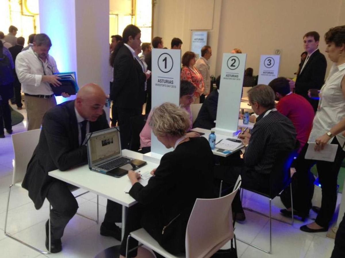 dos minutos para el primer contacto. Representantes de las empresas asturianas y de fondos de inversión, ayer, en el centro de innovación de BBVA en Madrid, durante los encuentros del Asturias Investor's Day.