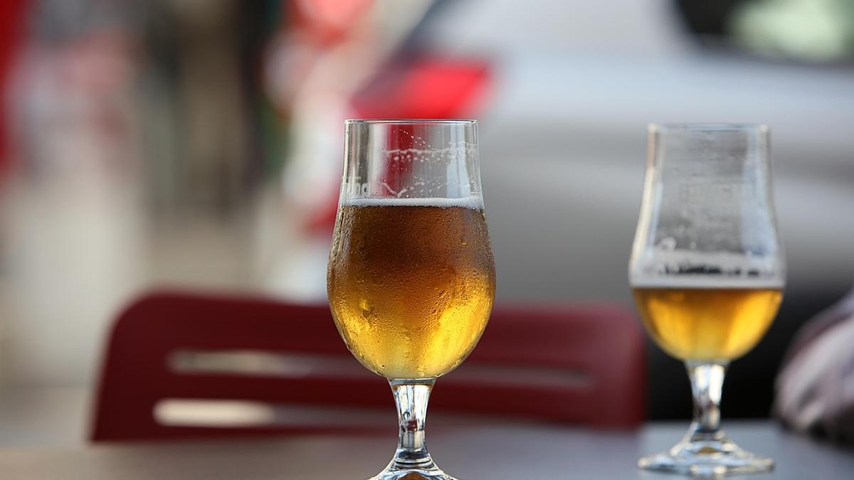 Dos cervezas distintas encima de una mesa
