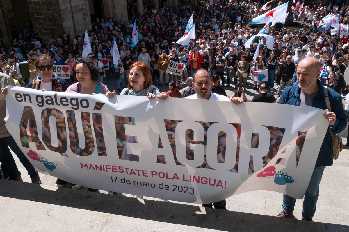 A cabeceira da manifestación pola lingua. Día das letras galegas. 17 mayo 2023.